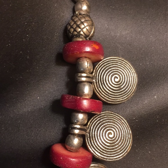 Statement necklace w/ metallic discs maroon beads - Picture 4 of 8